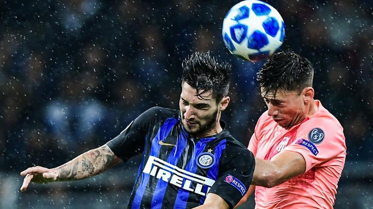 Lenglet lucha por el balón con Politano en el Inter - Barça