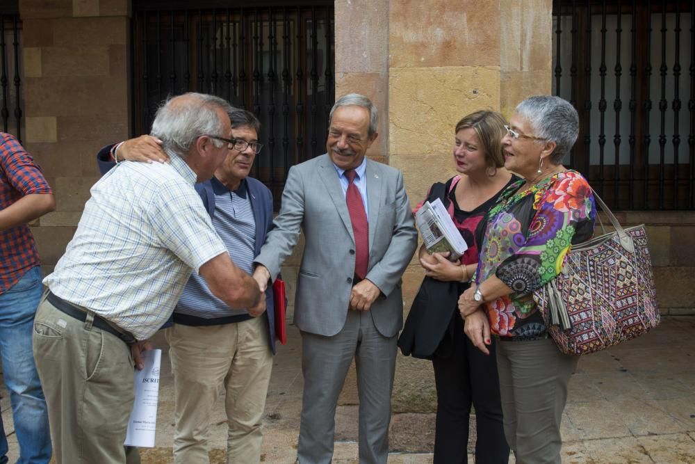 Minuto de silencio en el Ayuntamiento de Oviedo por las víctimas de la violencia machista