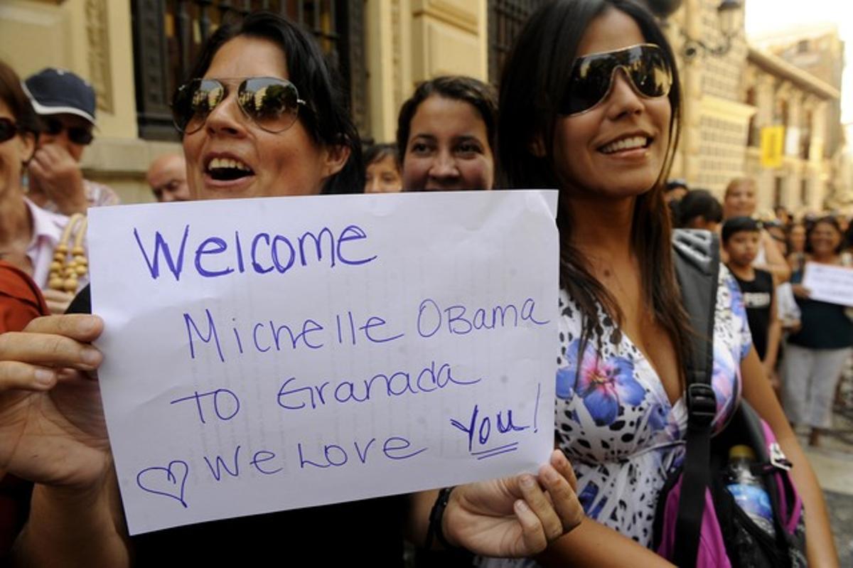 Un grup de joves dóna la benvinguda a les Obama prop de la catedral de Granada. Un grup de joves dóna la benvinguda a les Obama prop de la catedral de Granada.