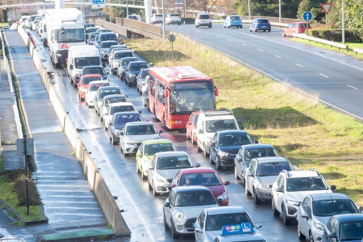 Colapso de tráfico en Alfonso Molina por el cierre del enlace de San Cristóbal