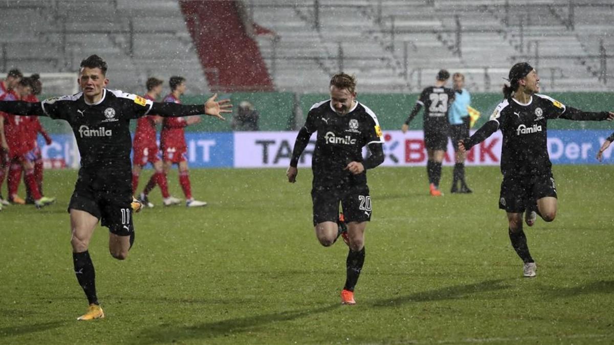 Los jugadores del Holstein Kiel celebran su clasificación ante el Bayern de Múnich.