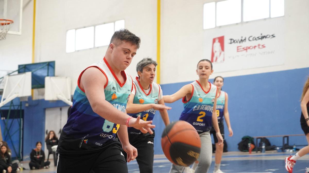 Jugadores del equipo de Aspromivise en el partido de exhibición de la final del torneo del Genovés, el año pasado.