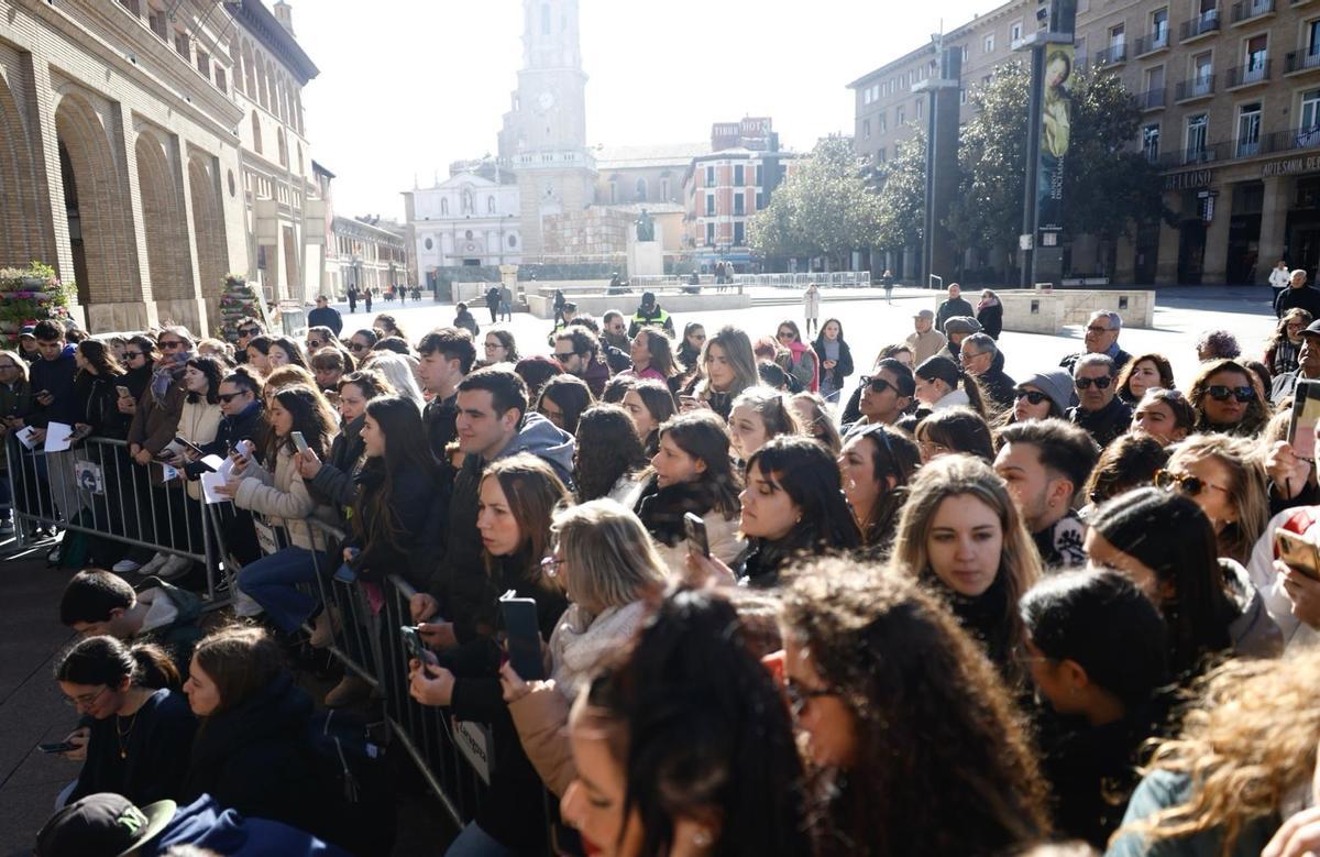 En imágenes | Natalia Chueca recibe a Naiara y Juanjo en el Ayuntamiento de Zaragoza