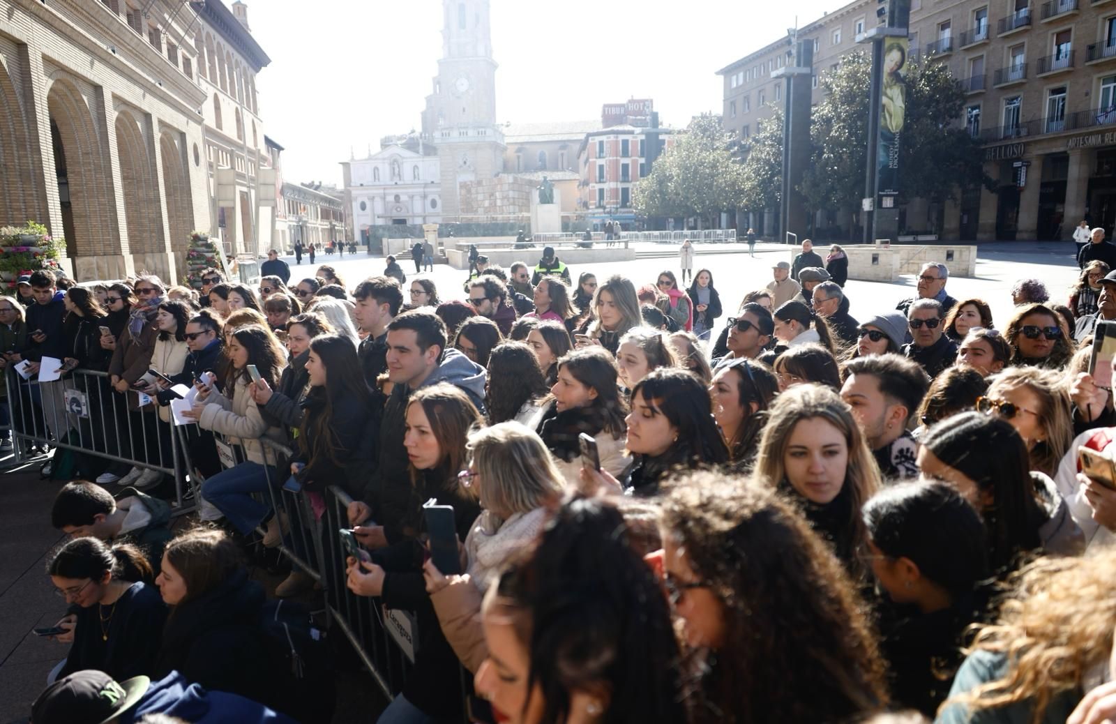 En imágenes | Natalia Chueca recibe a Naiara y Juanjo en el Ayuntamiento de Zaragoza