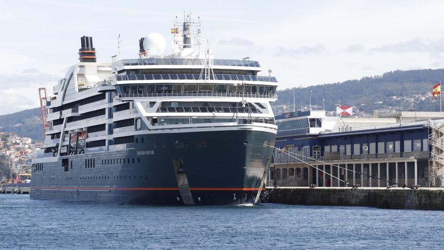 El “Seabourn Venture”, ayer, atracado en la terminal. En el recuadro, Botana con el capitán Oleksandr Skladnoi, en el clásico intercambio de metopas.   | // R. GROBAS