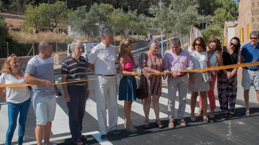 Las autoridades municipales, en la inauguración, ayer.