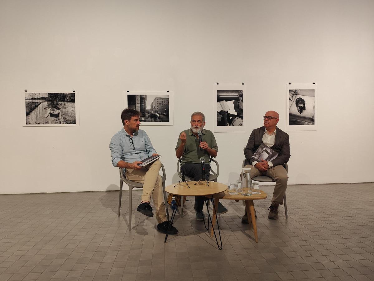 Antonio Uriel, explica 'Los grados de la ceniza' durante su presentación