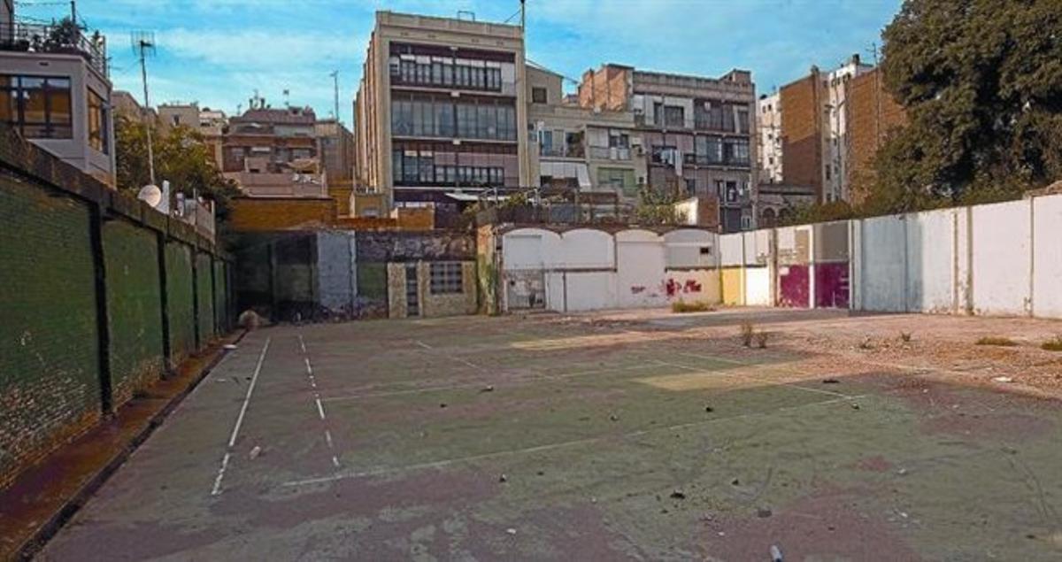 Solar del carrer de Jaén, a Gràcia, on hi havia prevista l’obertura d’una guarderia municipal el gener del 2012, un termini que no es complirà.