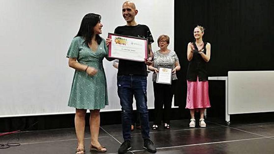 L&#039;alcaldessa, Adriana Delgado, i el guardonat Jordi Largo, dalt l&#039;escenari de l&#039;auditori santvicentí