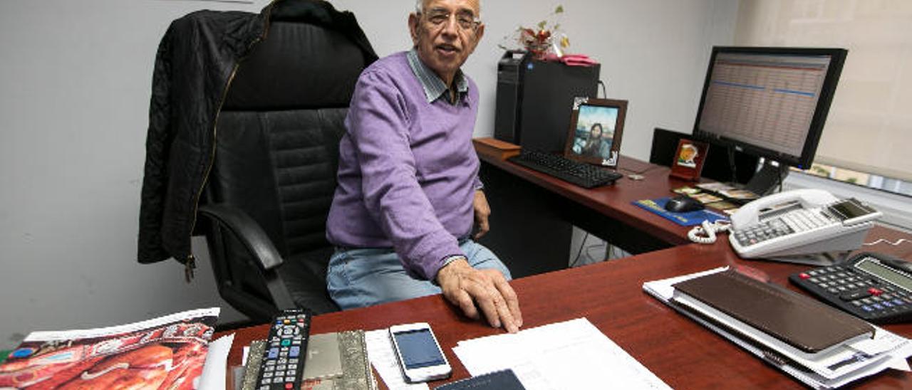 Ram Bhavnani, en su despacho de Santa Cruz de Tenerife durante una entrevista.