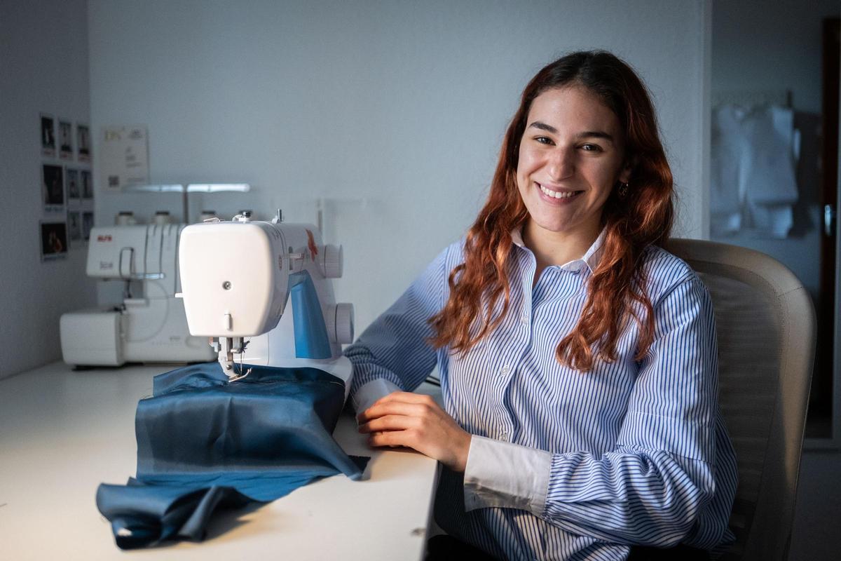 Alba junto a su máquina de coser