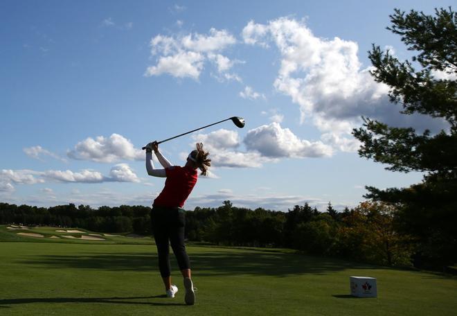 Brooke Henderson de Canadá golpea su golpe de salida en el hoyo 6 durante la segunda ronda del Abierto Femenino de CP en el Magna Golf Club en Aurora, Canadá.