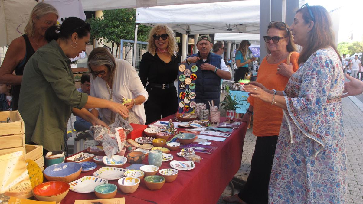 La asociación Aprosdeco con su puesto en la feria de Dénia