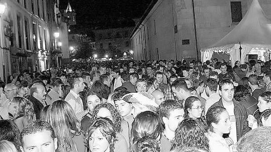 La esquina de Mendizábal y San Francisco, en una noche de San Mateo.