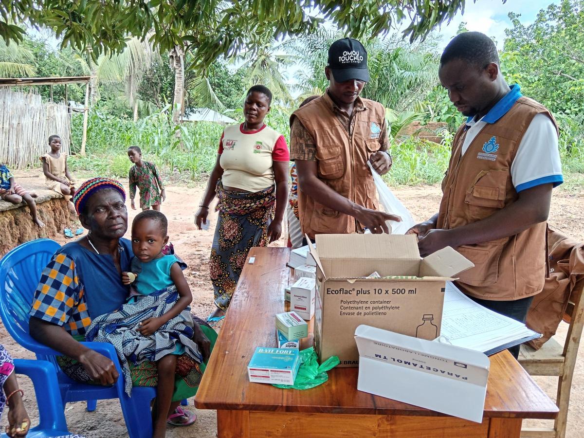 Habitantes de una de las aldeas de Togo reciben los medicamentos.