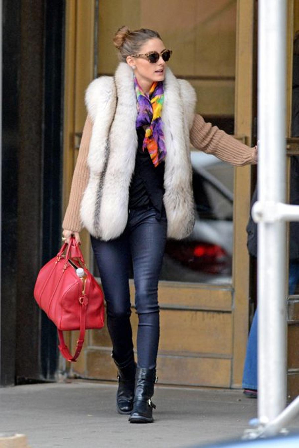 Olivia Palermo, it girl, look, prendas, accesorios, sleepers, pelo, chaqueta, gafas, pitillo, jeans