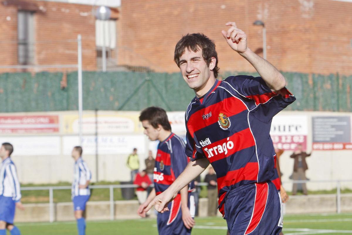 David Costa celebra un gol amb el Llagostera el 2009 al Municipal
