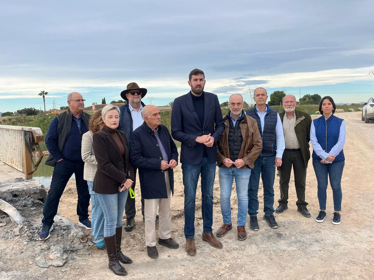 José Ángel Antelo, junto a cargos y concejales de Vox del entorno del Mar Menor, en la rambla del Albujón.