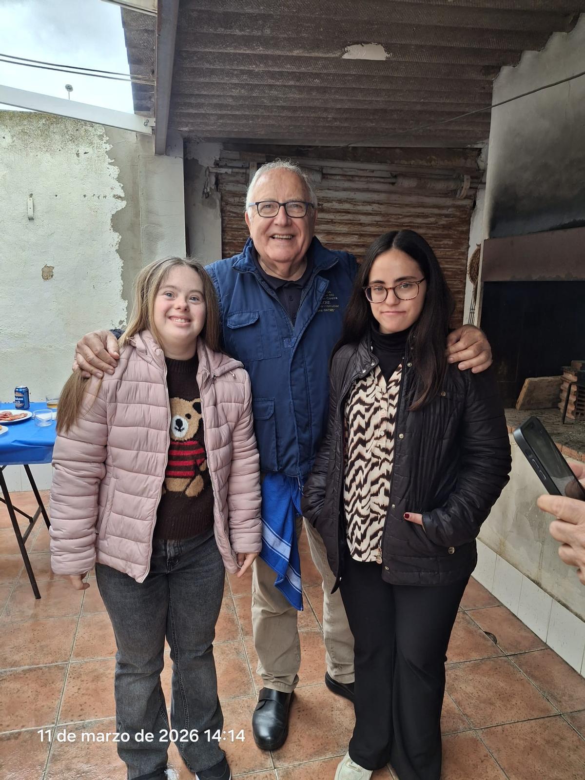 Sara Marín y María Diez con el representante de la Asociación Amigos del Arroz con Costra de Elche
