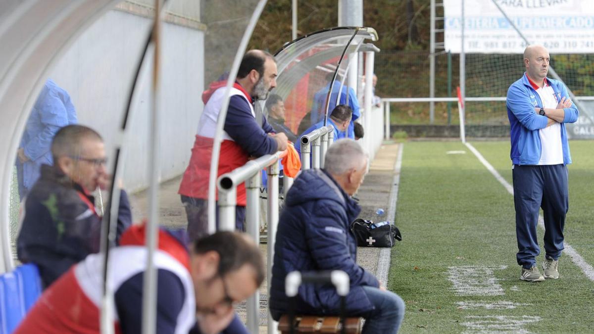 Nacho, a la izquierda en el banquillo, y Alberto Mariano, de pie en banda, durante el partido. |  // BER./J. LALÍN