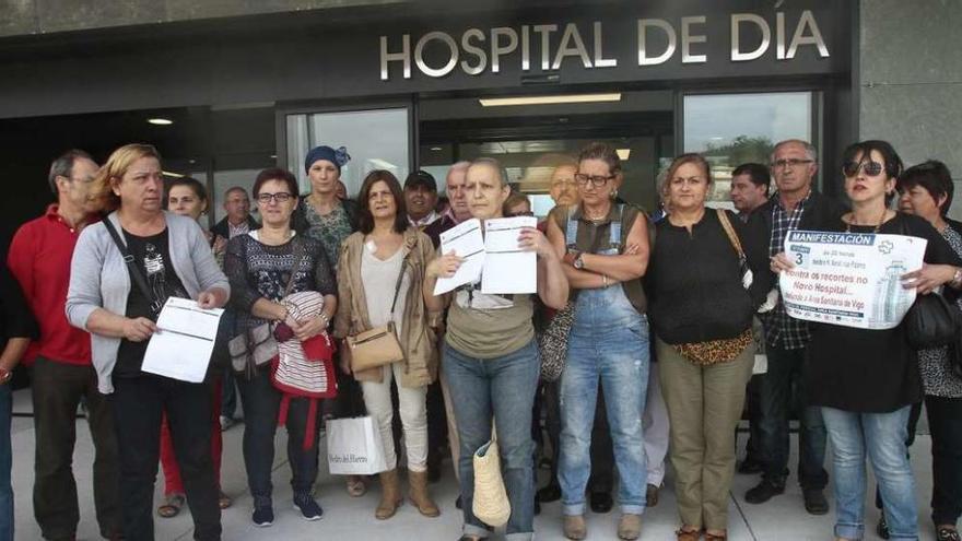 Concentración de enfermos y familiares de pacientes oncológicos en el hospital de Beade. // Adrián Irago