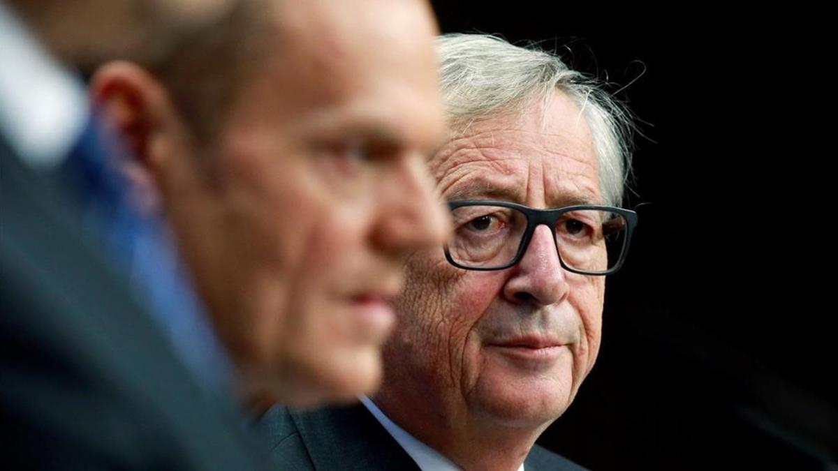 El presidente de la Comisión Europea, Jean-Claude Juncker (derecha), y el presidente del Consejo Europeo, Donald Tusk, en Bruselas.