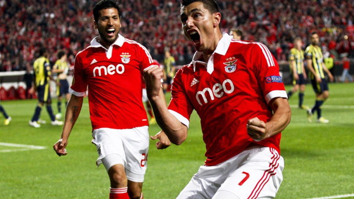 Cardozo celebra la victoria del Benfica ante el Fenerbahçe, anoche en Lisboa.