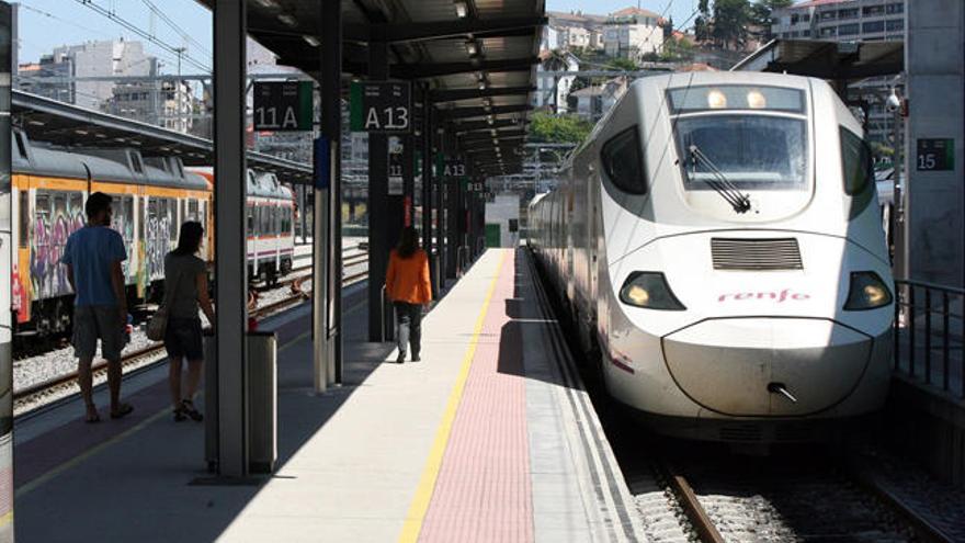 Un tren de renfe en la estación de Guixar en Vigo // J. de Arcos