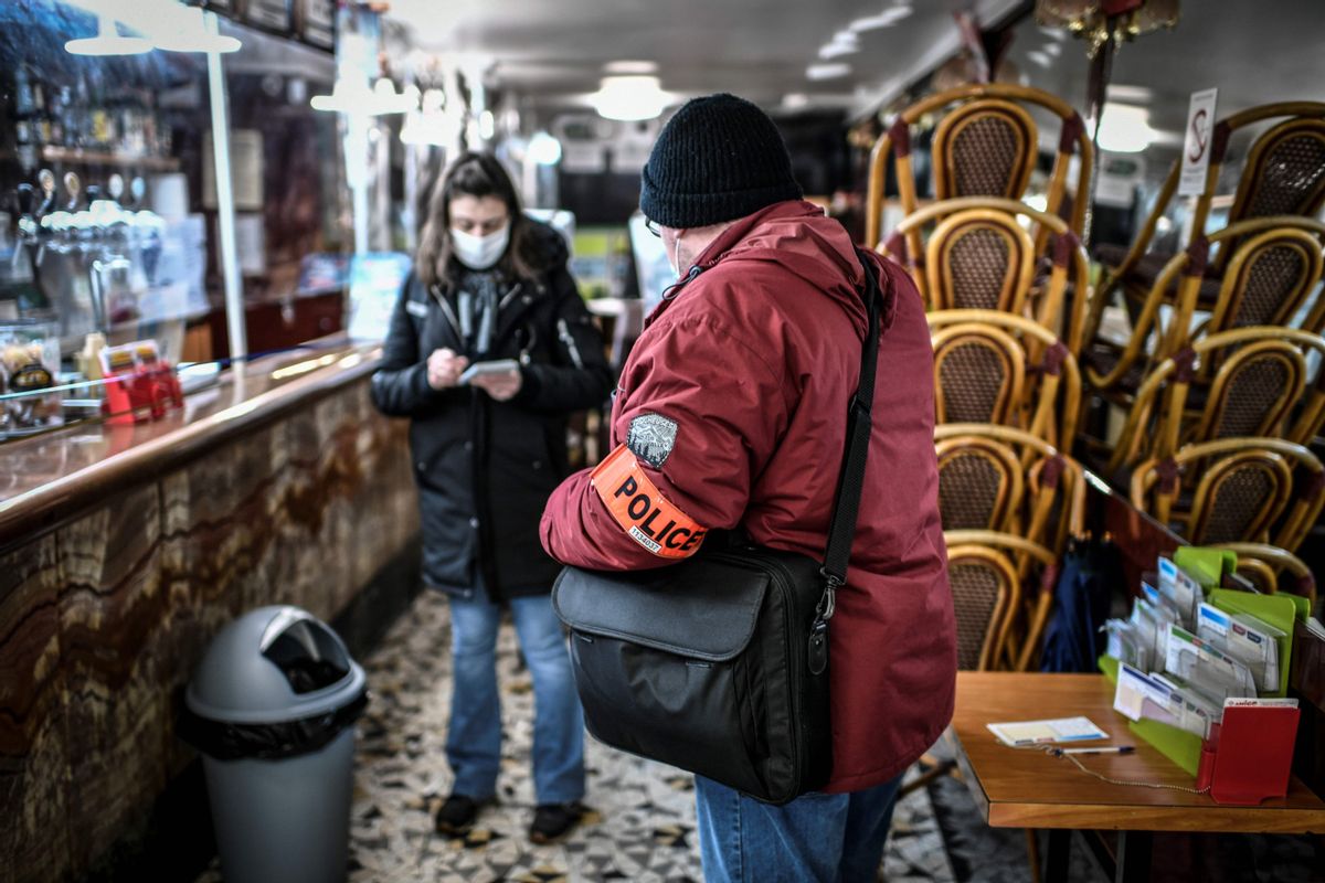 Un magistrat i un assessor judicial, clients d’un dinar clandestí a París