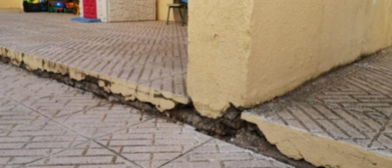 Estado de uno de los escalones del patio de recreo.