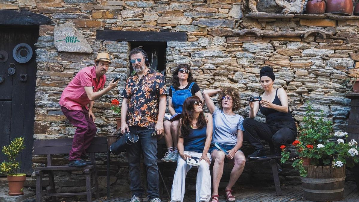 As dramaturgas do paseo sonoro Os Andares son José Díaz, Marcos PTT, María Lado, Clara Gayo, Avelina Pérez e Iria Azevedo.