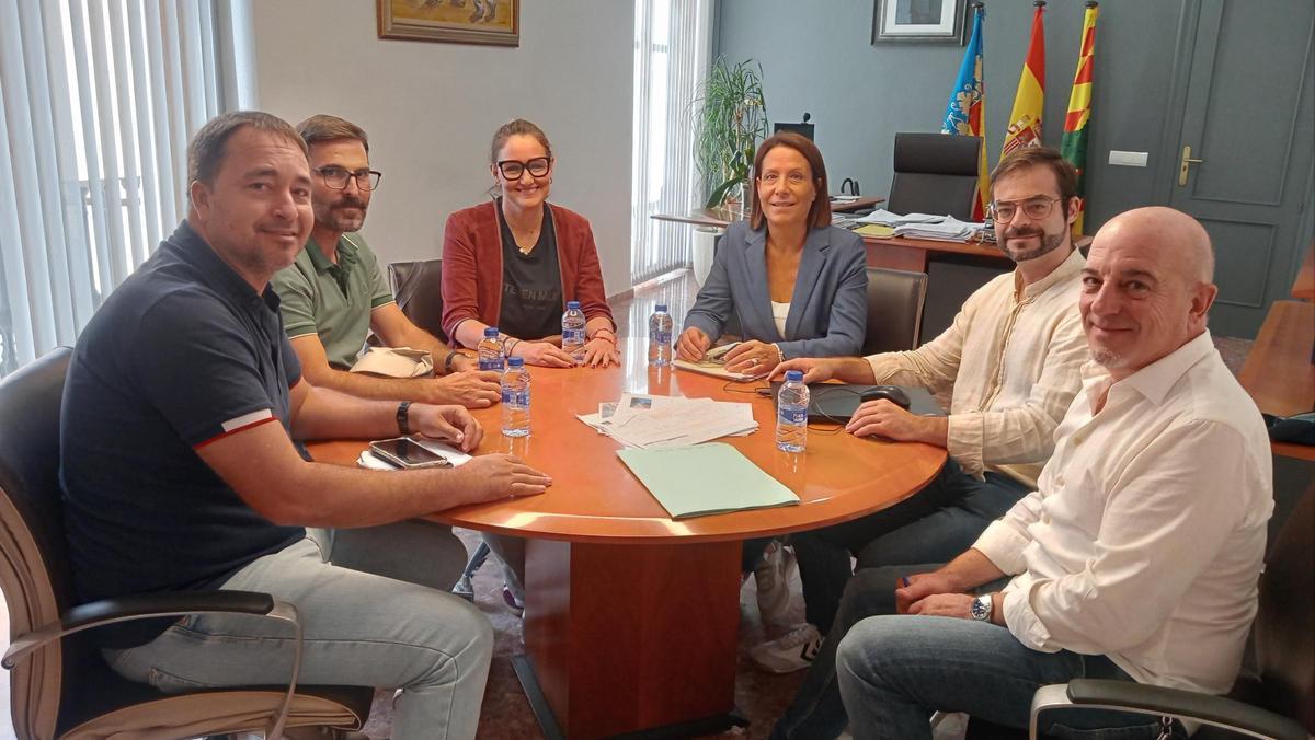 Los responsables municipales y de Pavasal, en la reunión en el ayuntamiento.