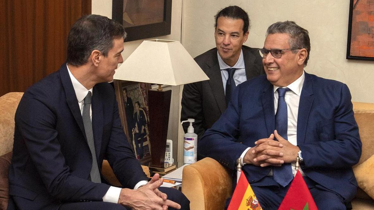 Pedro Sánchez junto al primer ministro marroquí, Aziz Akhannouch, en Rabat.