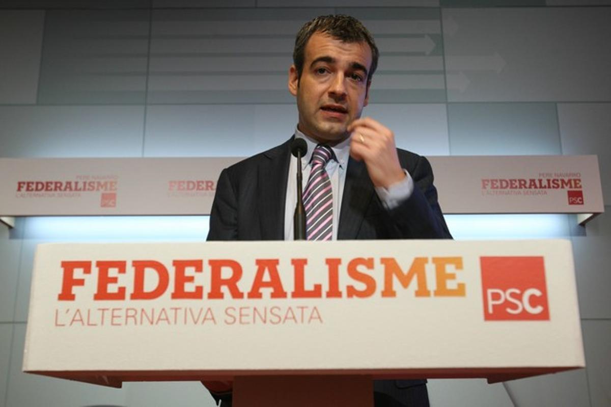 Maurici Lucena, durant una roda de premsa a la seu del PSC.