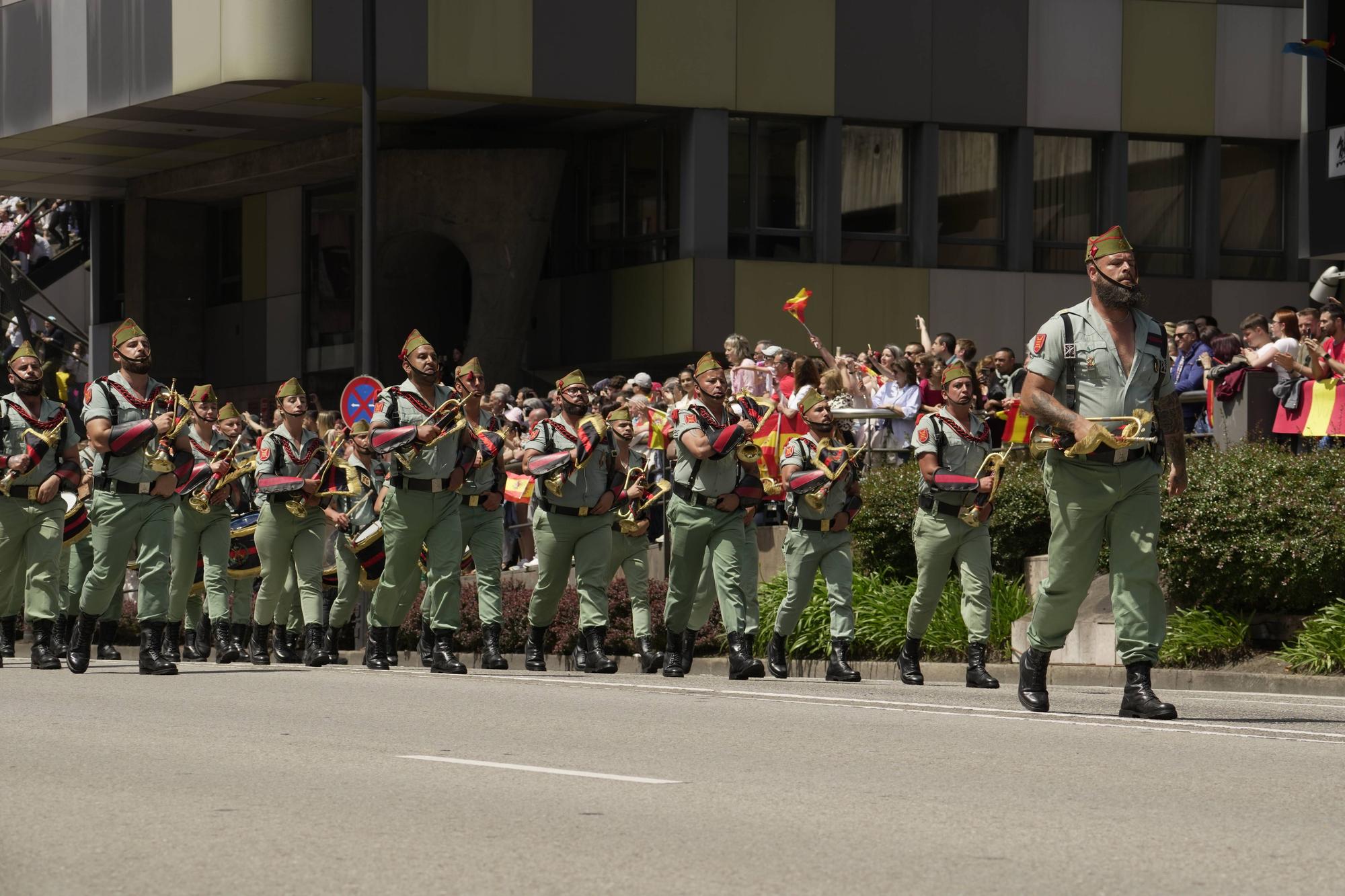 EN IMÁGENES: Así fue el multitudinario desfile en Oviedo por el Día de las Fuerzas Armadas