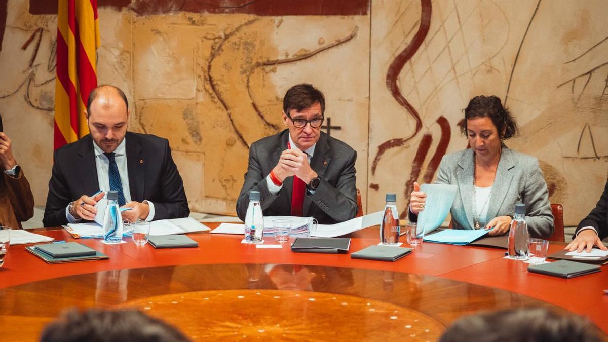 El president de la Generalitat, Salvador Illa, con los consellers de Presidència, Albert Dalmau, y Economia, Alícia Romero