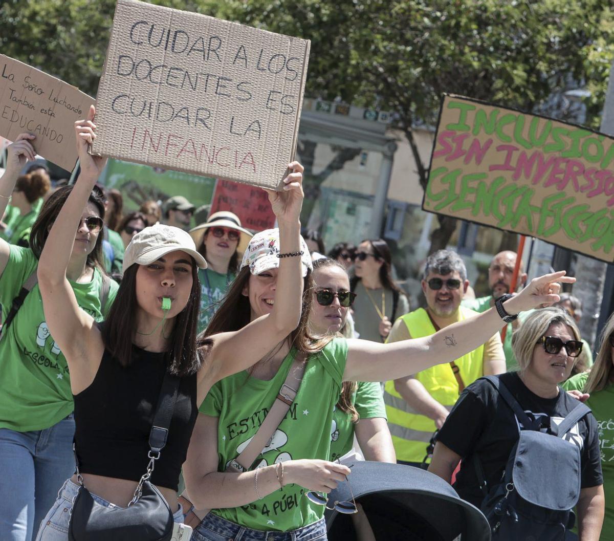 Docentes volvieron a reclamar la inclusión y mejoras laborales durante la marcha. | HÉCTOR FUENTES