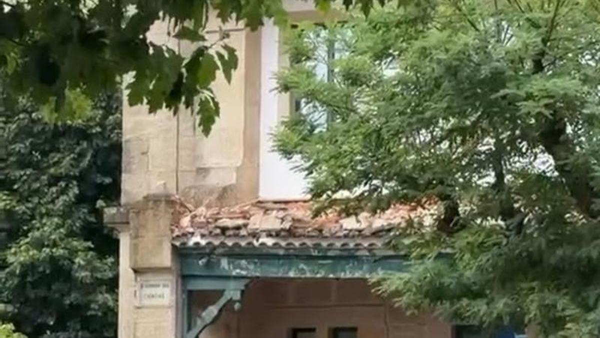 El temporal provoca la caída del tejado de un edificio histórico en el Campus Sur de Santiago