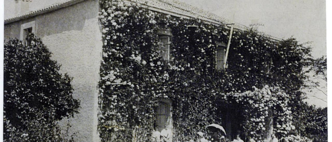 Foto de principios del siglo XX de la casa natal del Nobel gallego.