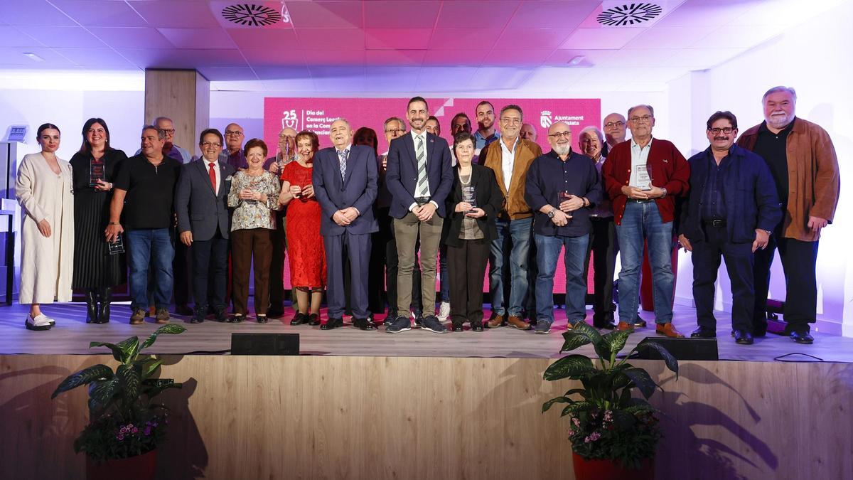 El alcalde Carlos F. Bielsa con todos los homenajeados.