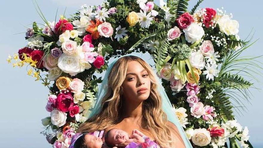 Beyoncé, con sus hijos Carter y Rumi en brazos. // Instagram