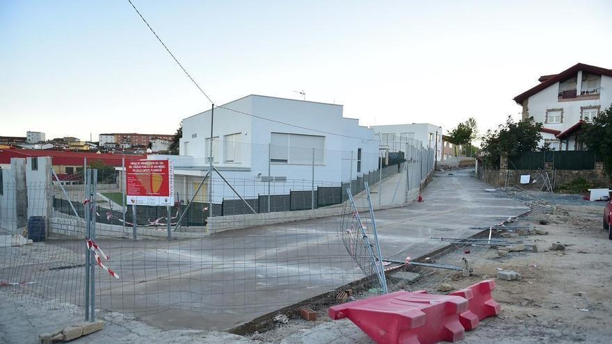 Aumentan las quejas por el estado del acceso al colegio San Miguel de Plasencia: "se va a preparar un atasco"