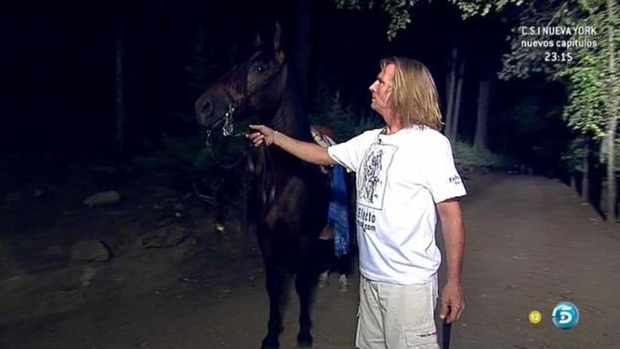 Pocholo llegó en caballo al campamento.