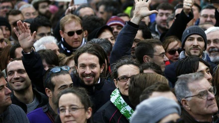 Pablo Iglesias sonríe y saluda a los miles de ciudadanos que este domingo, 31 de enero, le apoyaron en la Marcha del Cambio.