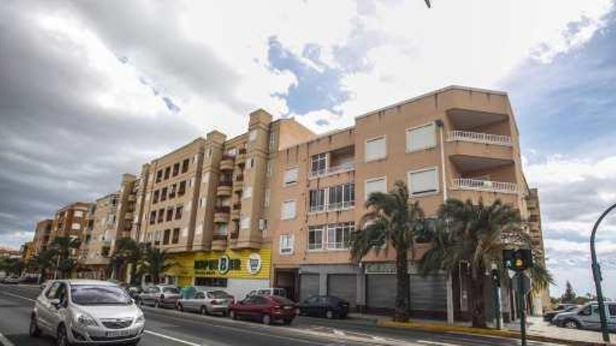 Imagen del edificio de la Avenida de Illice en Torrellano donde ayer se produjeron los hechos.