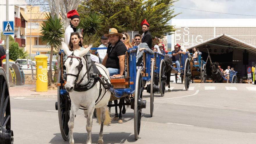 Hoy no faltará el desfile de carros, que comenzará en torno a la una del mediodía. | | VICENT MARÍ