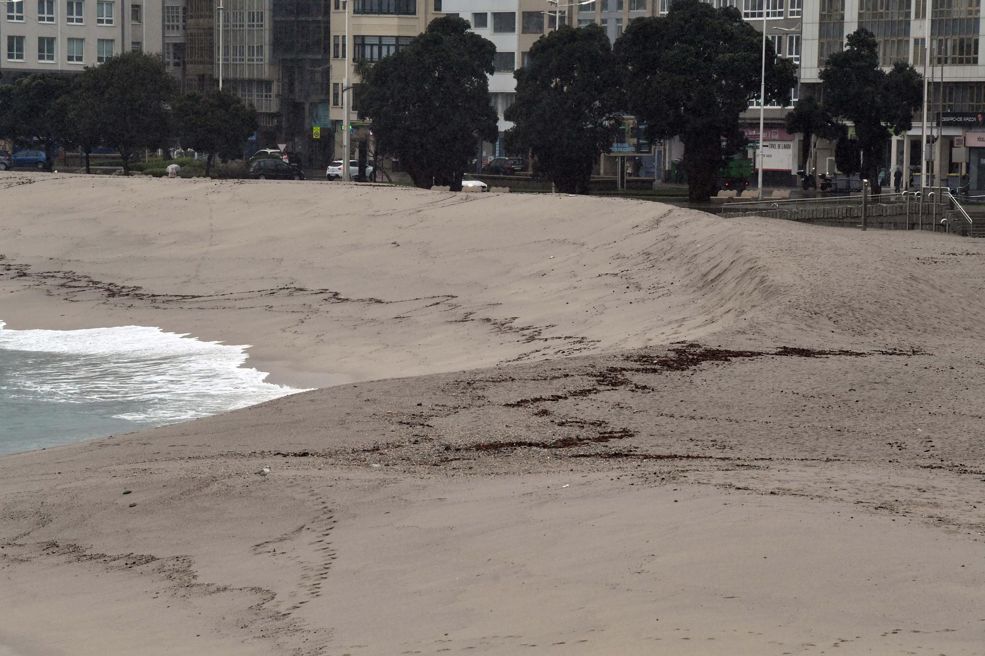 Así ha quedado la duna de Riazor después de tres días de temporal en A Coruña