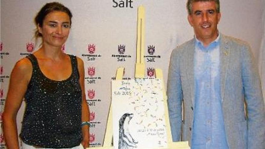 L&#039;alcalde Jordi Viñas amb Delphine Labedan, autora del cartell de la Festa Major de Salt 2015.