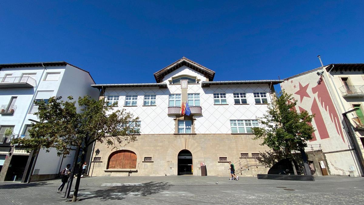 La façana de l'Ajuntament d'Olot amb les banderes