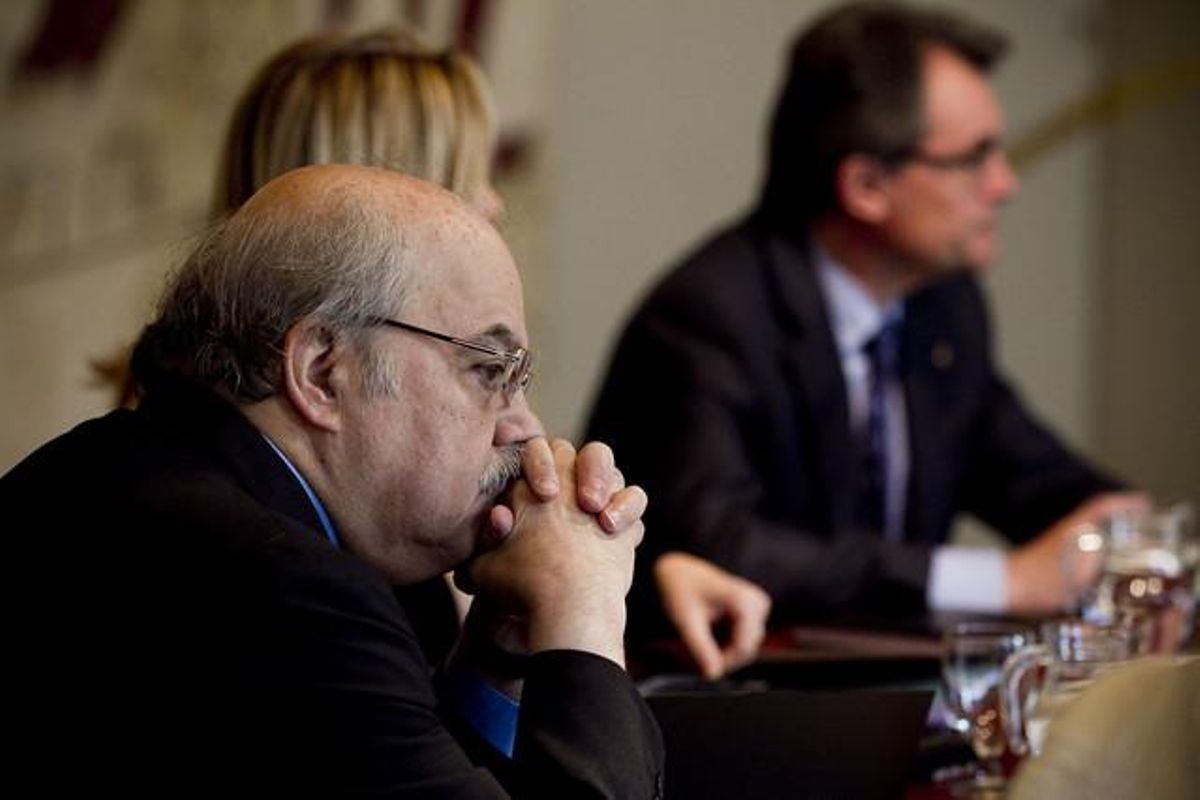 El conseller d’Economia, Andreu Mas-Colell, en primer terme, durant una reunió del Govern, amb Joana Ortega i Artur Mas, el 24 d’abril. El conseller d’Economia, Andreu Mas-Colell, en primer terme, durant una reunió del Govern, amb Joana Ortega i Artur Mas, el 24 d’abril.